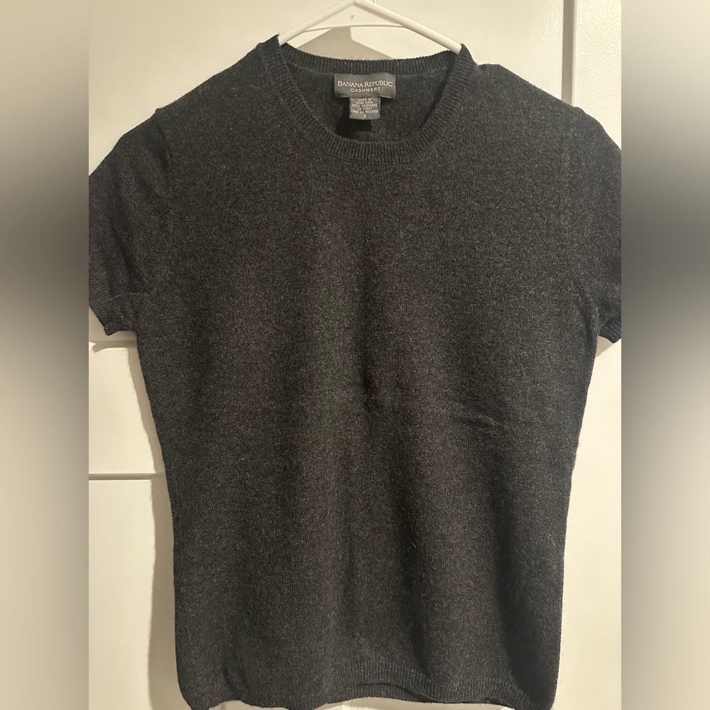 Banana Republic. Women’s Small. 100% Cashmere. Charcoal Short Sleeved Sweater.